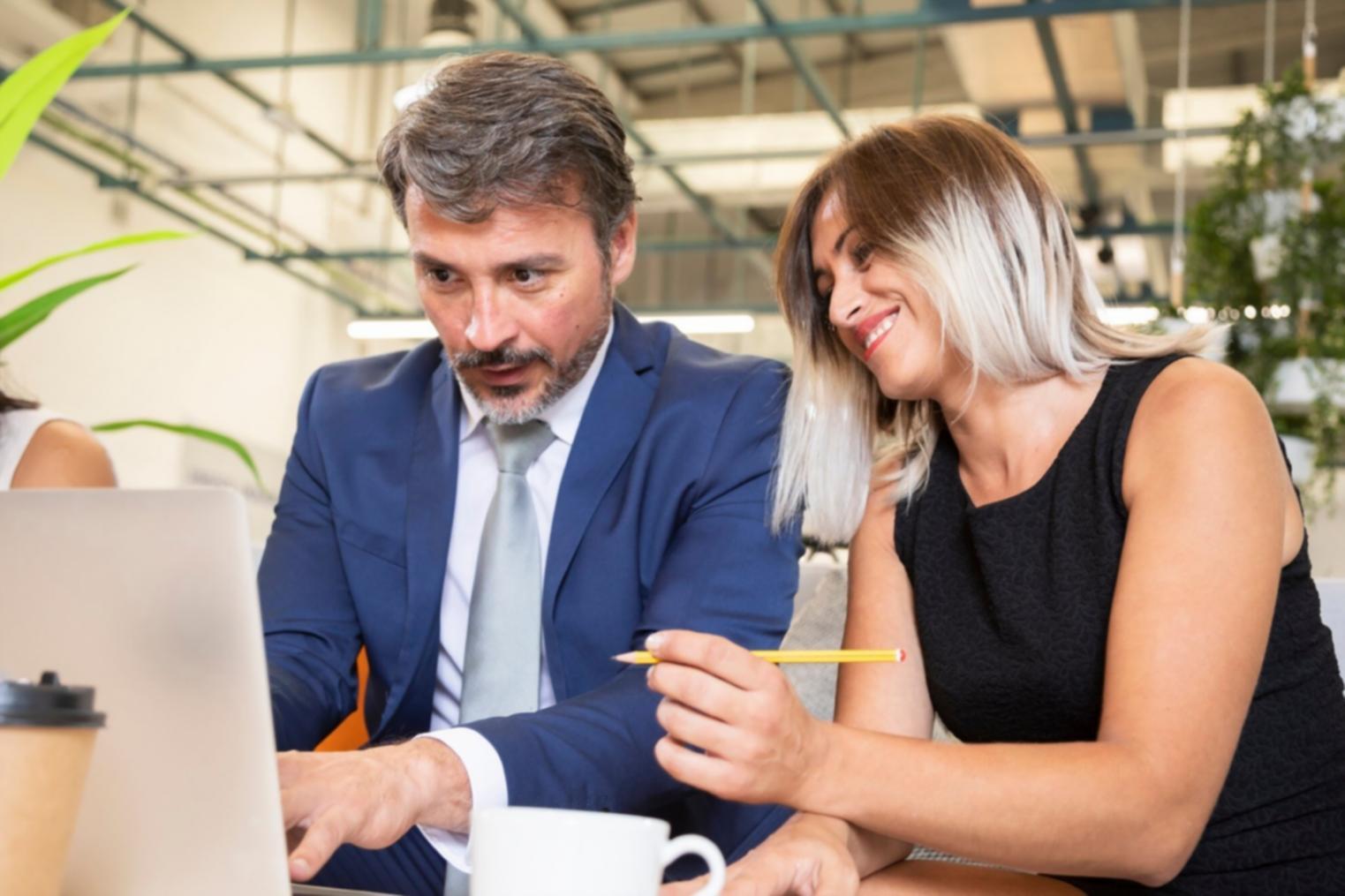 Espace de travail avec interface de montage vidéo et projet en cours