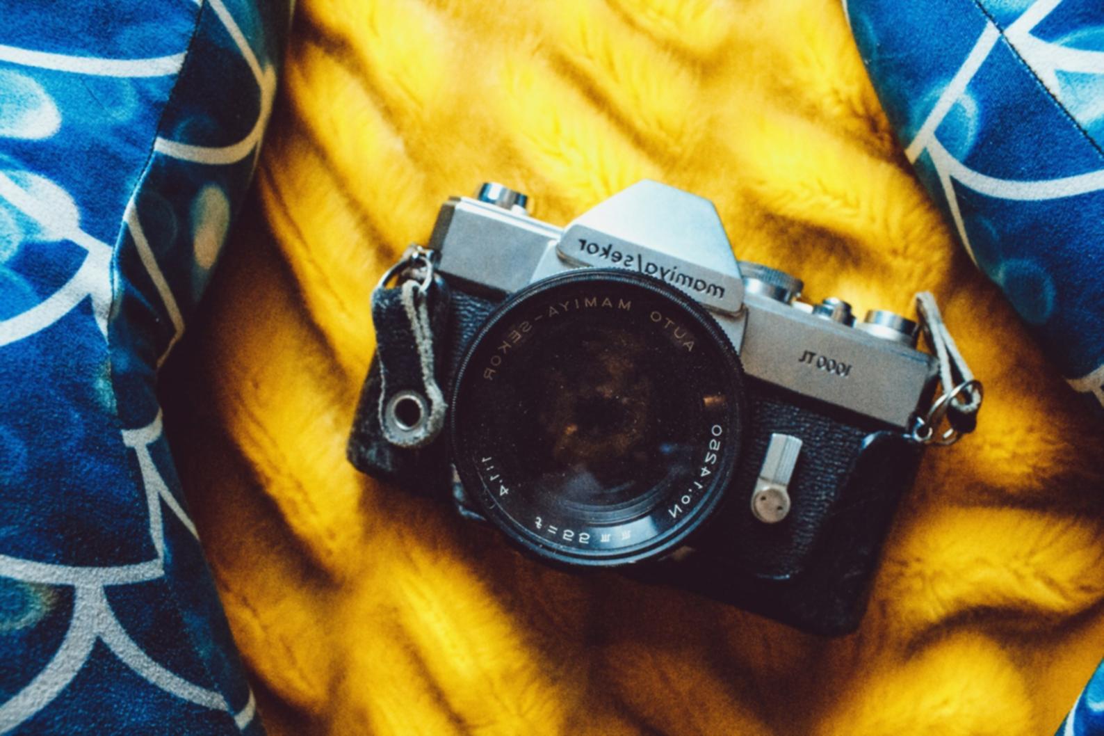 Équipe de monteurs travaillant sur une timeline complexe dans un environnement de studio professionnel