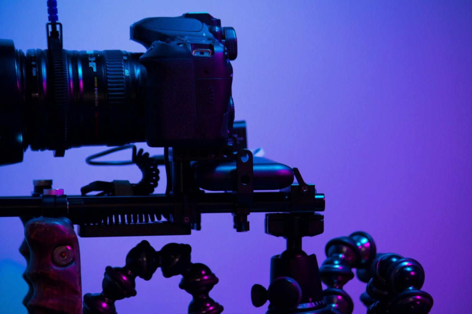 Session collaborative de montage vidéo en studio avec plusieurs créateurs travaillant ensemble sur un projet