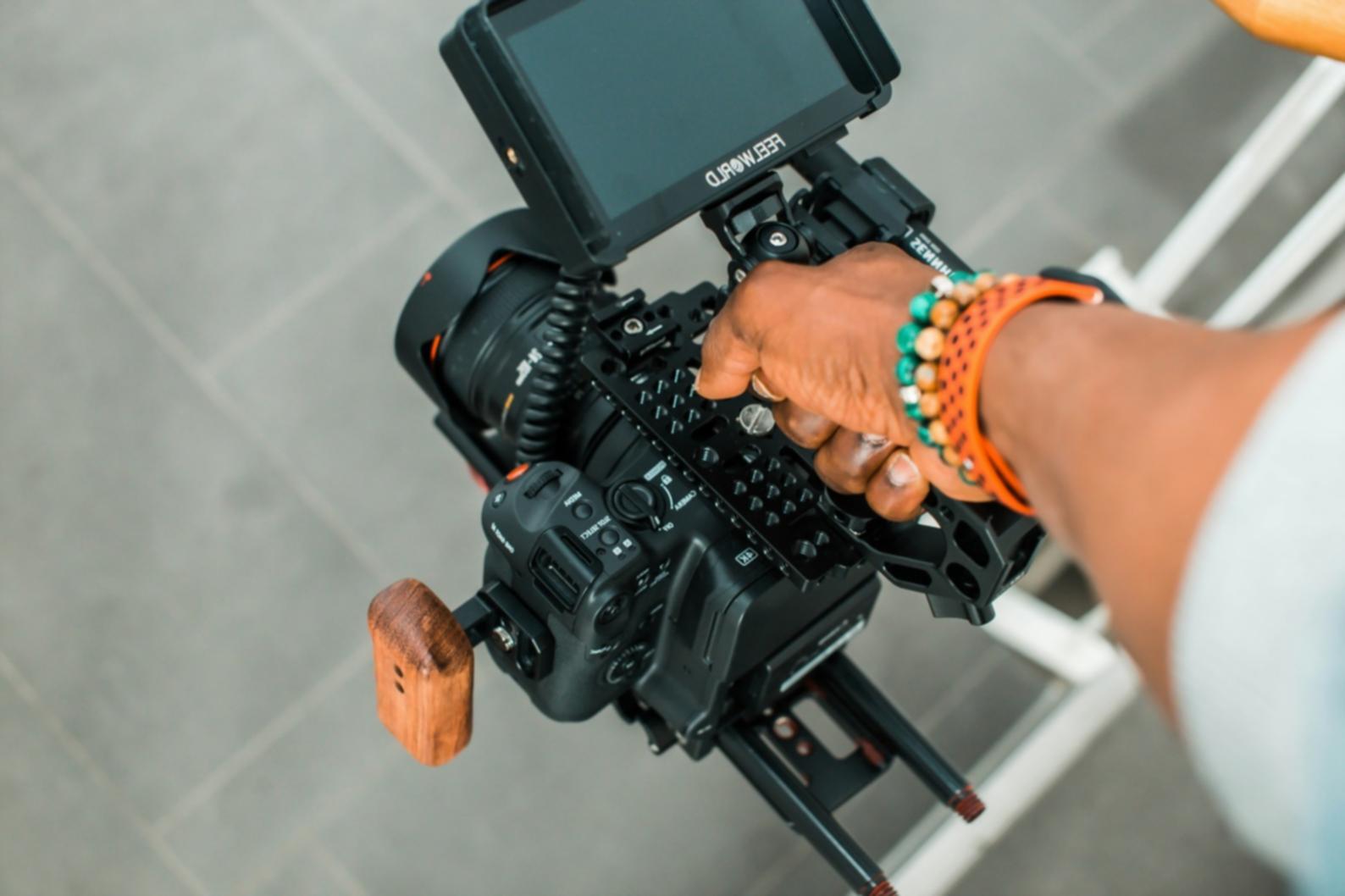 Session de montage vidéo en cours avec matériel professionnel