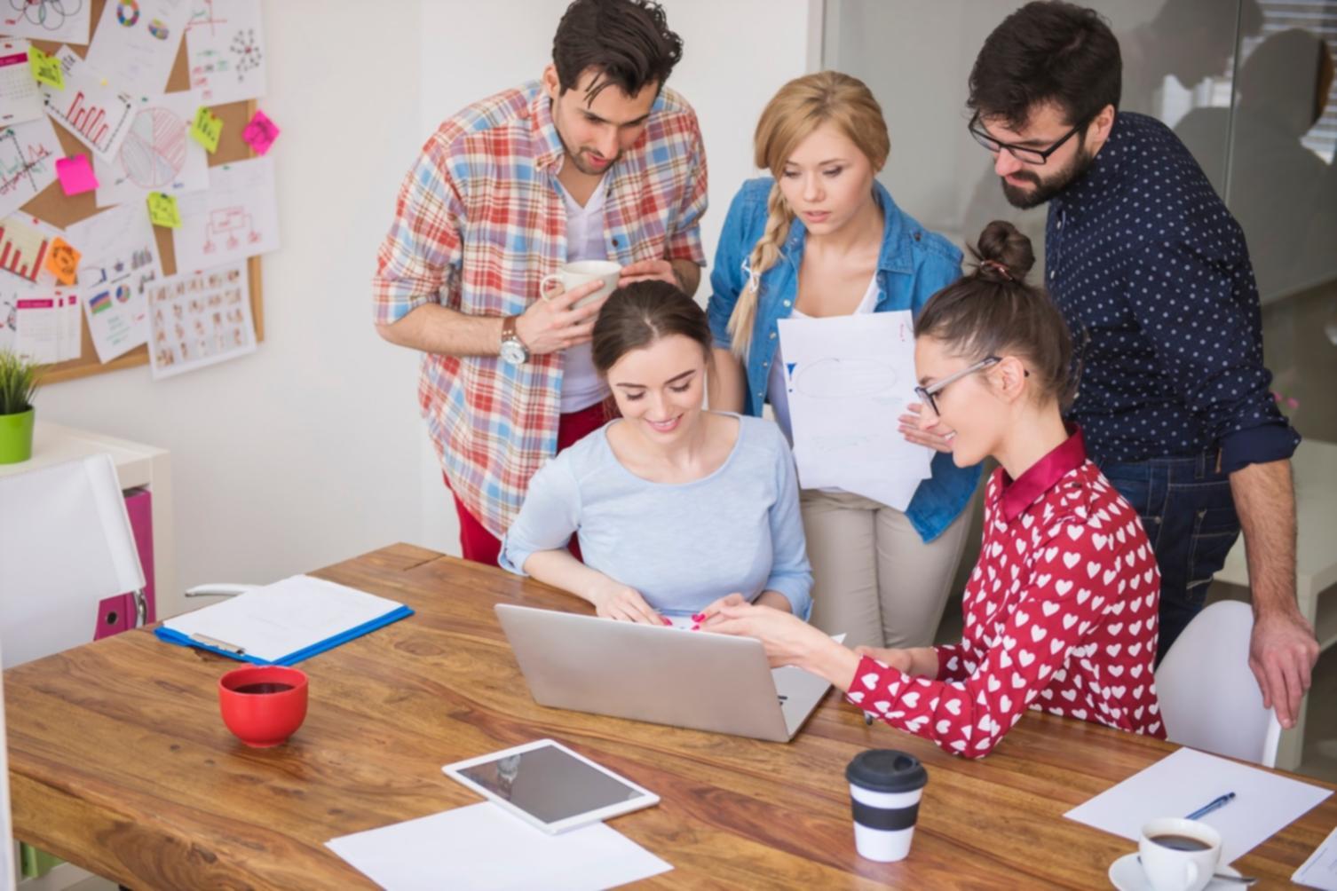 Station de travail pour le montage vidéo avec écrans multiples