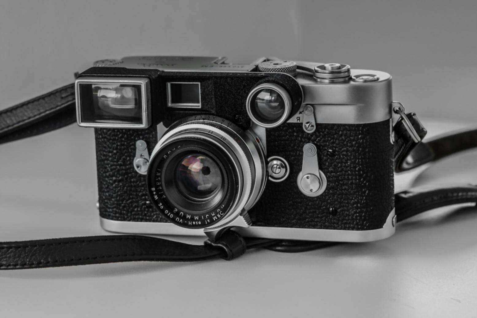 Setup professionnel de montage avec double écran et équipement audio